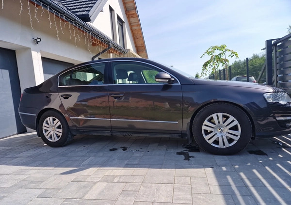 Volkswagen Passat cena 18500 przebieg: 251800, rok produkcji 2008 z Skierniewice małe 56